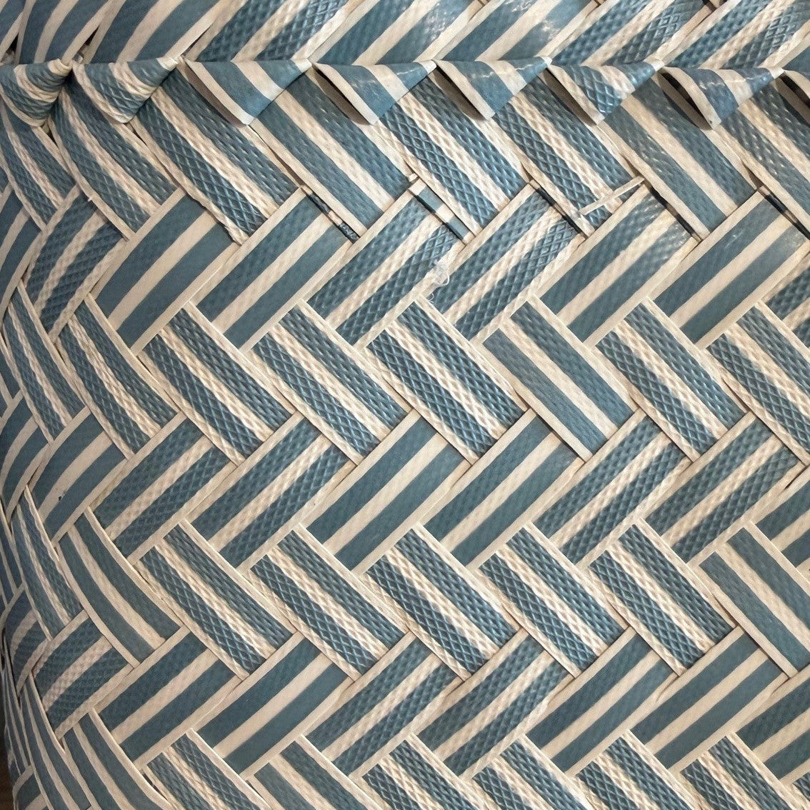 Einkaufskorb – Geflochtenes Design in Blau & Weiß