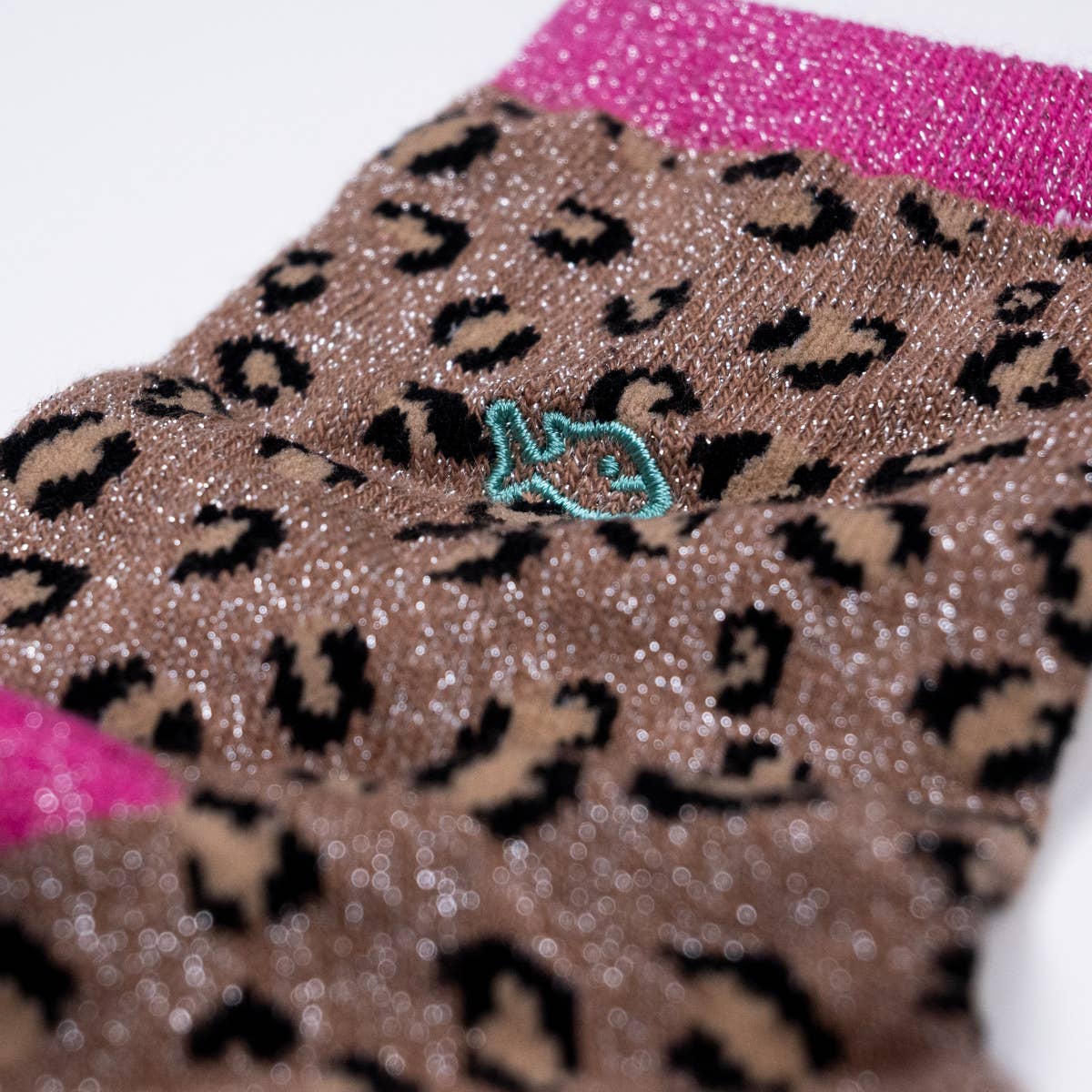Kamelfarbene Socken aus gekämmter Baumwolle mit Leopardenmuster