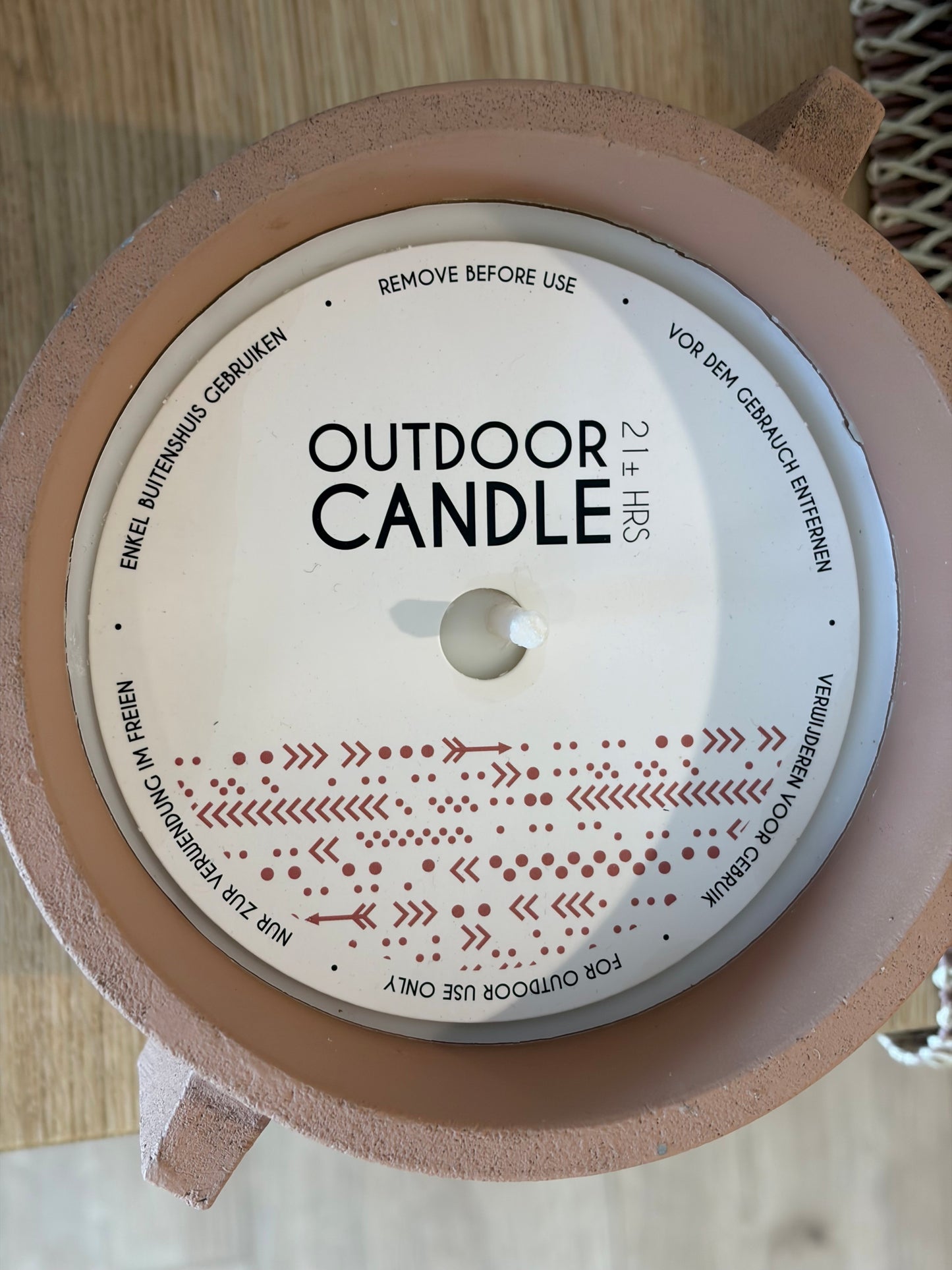Outdoor-Kerze im Zementgefäß