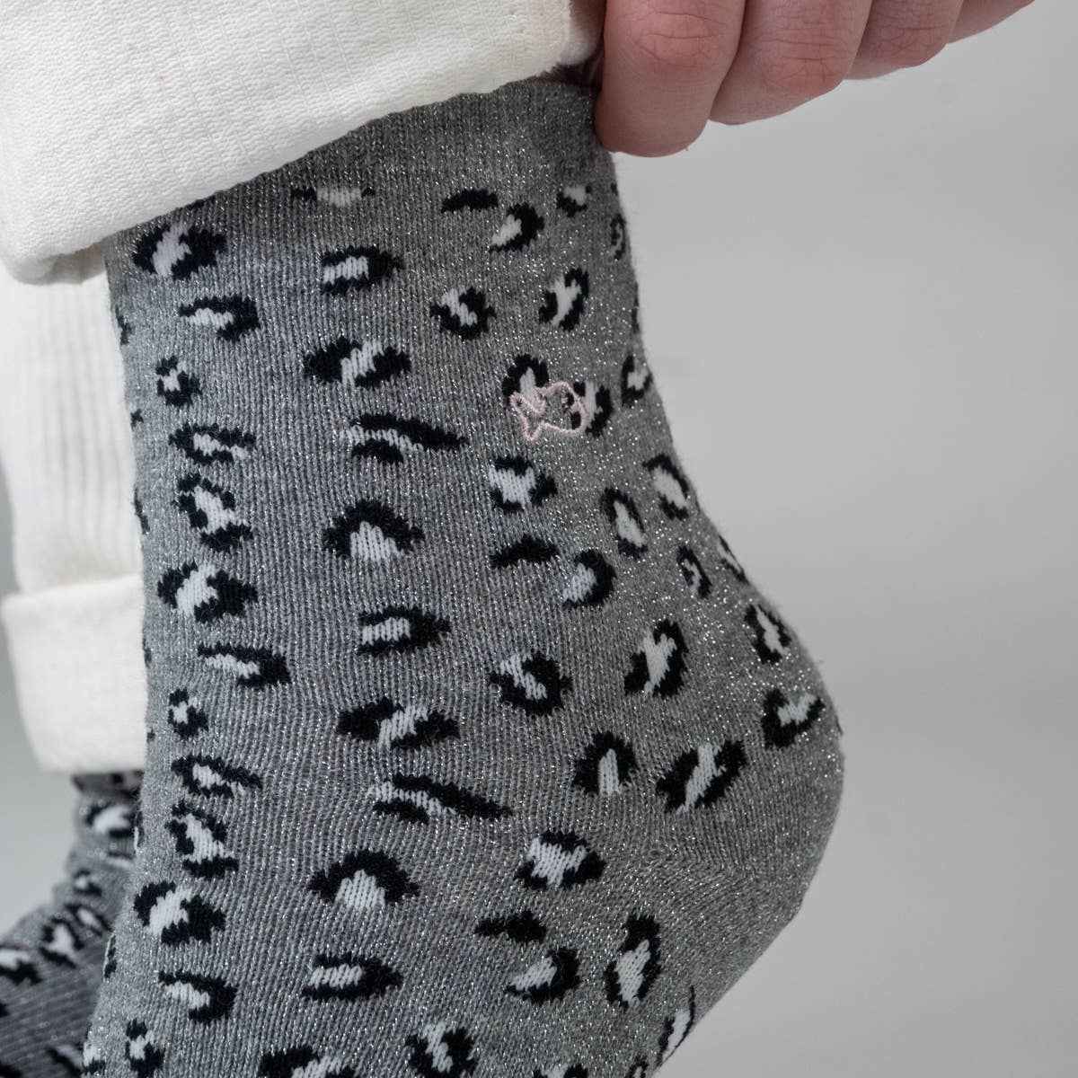 Socken aus gekämmter Baumwolle mit Leopardenmuster - Grau