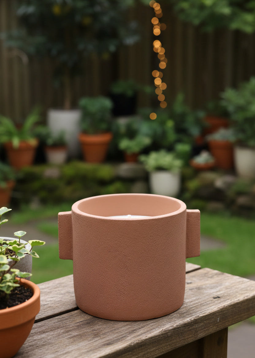 Outdoor-Kerze im Zementgefäß