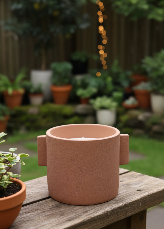 Outdoor-Kerze im Zementgefäß
