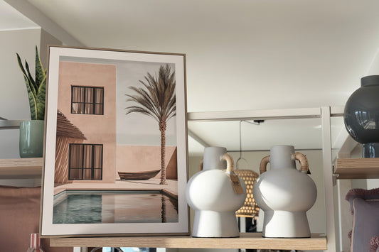 Terracotta-Vase im Boho-Stil mit mit Rattan umwickelten Henkeln