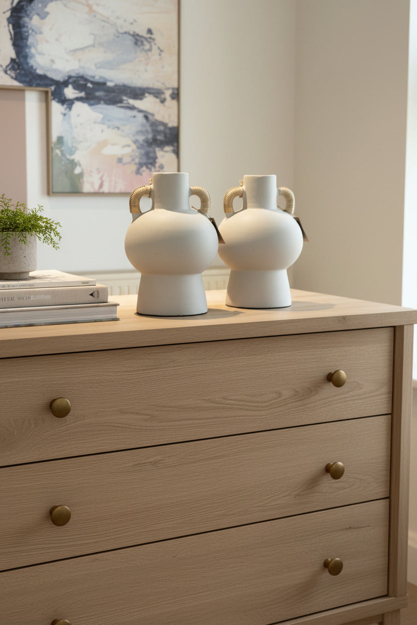 Terracotta-Vase im Boho-Stil mit mit Rattan umwickelten Henkeln